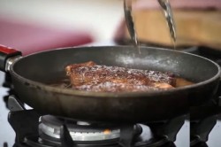 Стейк из телятины на сковороде