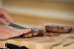 Стейк из телятины на сковороде