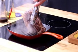 Стейк рибай на сковороде гриль