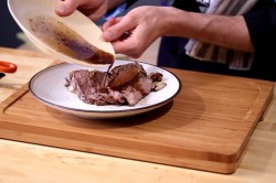 Стейк рибай на сковороде гриль