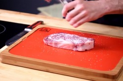 Стейк рибай на сковороде гриль