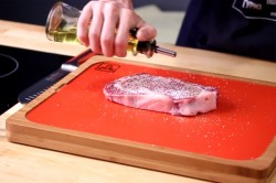 Стейк рибай на сковороде гриль