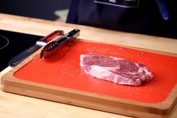 Стейк рибай на сковороде гриль