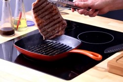 Стейк рибай на сковороде гриль