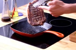 Стейк рибай на сковороде гриль