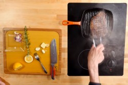 Стейк рибай на сковороде гриль