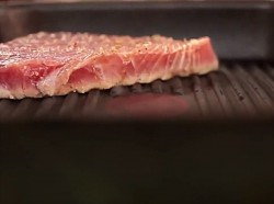 Стейк тунца на сковороде гриль