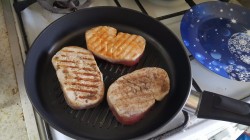 Стейк тунца на сковороде гриль