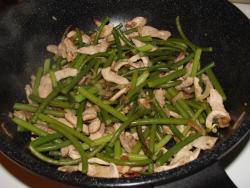 название картинки Салат фунчоза с мясом и чесночными стрелками