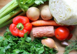 название картинки Суп из молодой капусты с копчёной колбасой