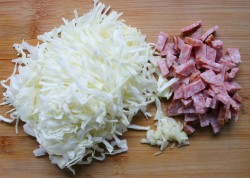 название картинки Суп из молодой капусты с копчёной колбасой