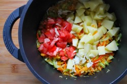 название картинки Суп из молодой капусты с копчёной колбасой