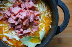 название картинки Суп из молодой капусты с копчёной колбасой