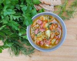 название картинки Суп из молодой капусты с копчёной колбасой