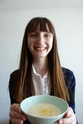 Суп пюре из сельдерея с твердым сыром и сметаной