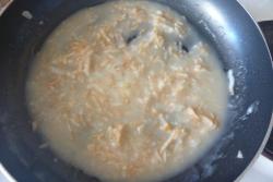 Суп пюре из сельдерея с твердым сыром и сметаной