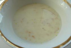 Суп пюре из сельдерея с твердым сыром и сметаной