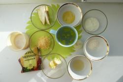 Суп пюре из сельдерея с твердым сыром и сметаной