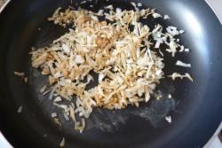 Суп пюре из сельдерея с твердым сыром и сметаной