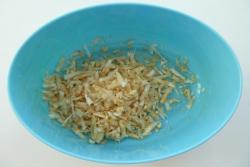 Суп пюре из сельдерея с твердым сыром и сметаной