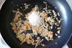 Суп пюре из сельдерея с твердым сыром и сметаной