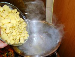 название картинки Суп из тушенки с картошкой