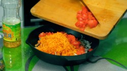 Суп-пюре из кабачка с томатами и сливками