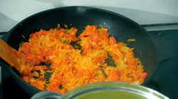 Суп-пюре из кабачка с томатами и сливками