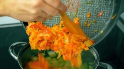 Суп-пюре из кабачка с томатами и сливками