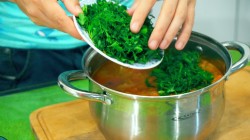 Суп-пюре из кабачка с томатами и сливками