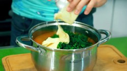 Суп-пюре из кабачка с томатами и сливками