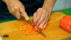 Суп-пюре из кабачка с томатами и сливками