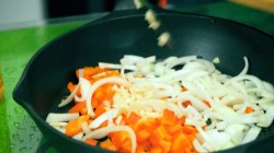 Суп-пюре из кабачка с томатами и сливками