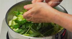 Суп-пюре из кабачков с базиликом