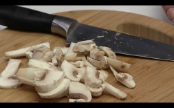 Суп пюре из шампиньонов со сливками и мускатным орехом