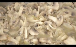 Суп пюре из шампиньонов со сливками и мускатным орехом