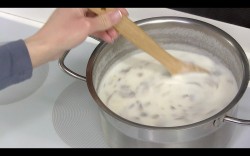 Суп пюре из шампиньонов со сливками и мускатным орехом