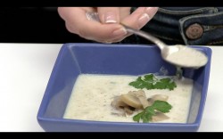 Суп пюре из шампиньонов со сливками и мускатным орехом