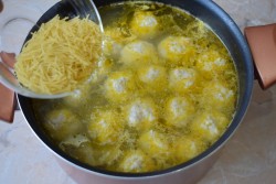 название картинки Суп с фрикадельками и вермишелью