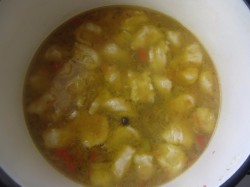 название картинки Суп с клецками, свининой, картошкой и болгарским перцем