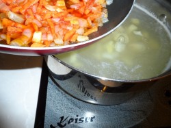 Суп с курицей и жареной лапшой-паутинкой