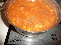 Суп с курицей и жареной лапшой-паутинкой