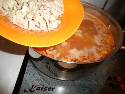 Суп с курицей и жареной лапшой-паутинкой