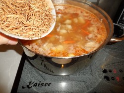 Суп с курицей и жареной лапшой-паутинкой