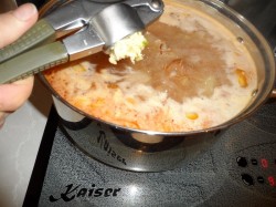 Суп с курицей и жареной лапшой-паутинкой