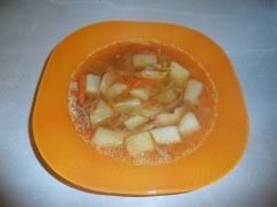 Суп с курицей и жареной лапшой-паутинкой