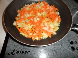 Суп с курицей и жареной лапшой-паутинкой