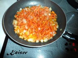 Суп с курицей и жареной лапшой-паутинкой