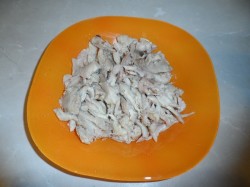 Суп с курицей и жареной лапшой-паутинкой