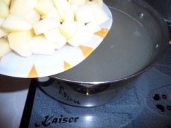 Суп с курицей и жареной лапшой-паутинкой